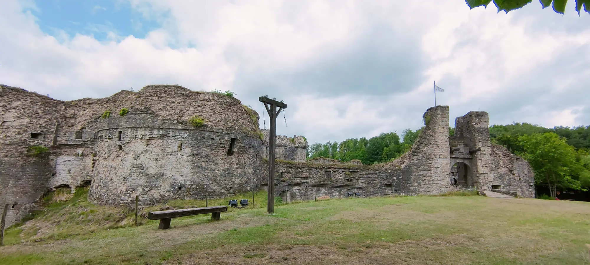 La cour et les remparts aujourd'hui