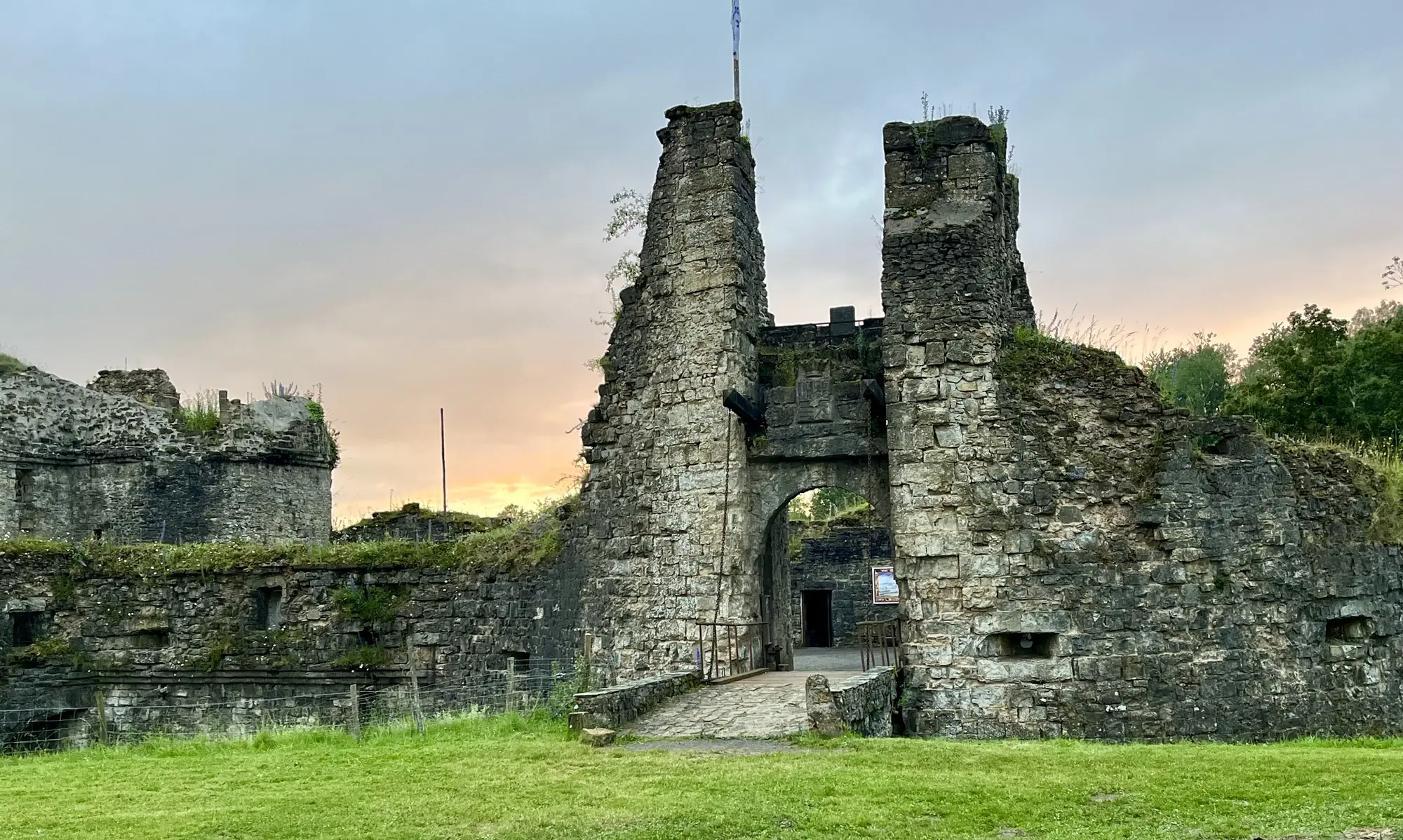 La porte fortifiée du château de Montcornet au crépuscule
