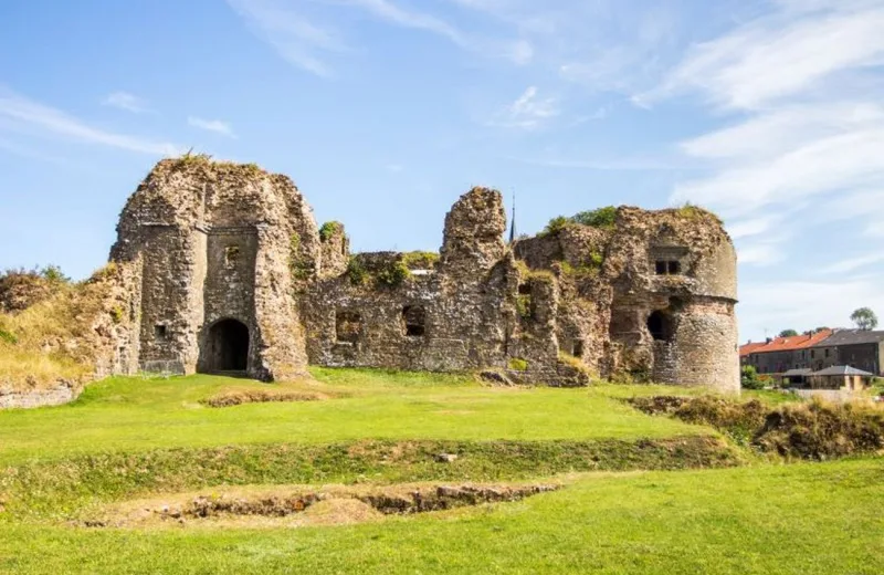 La forteresse de Montcornet sous un ciel d'été