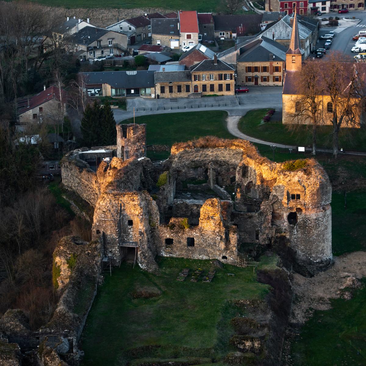 Le château de Montcornet vu du ciel au soleil couchant