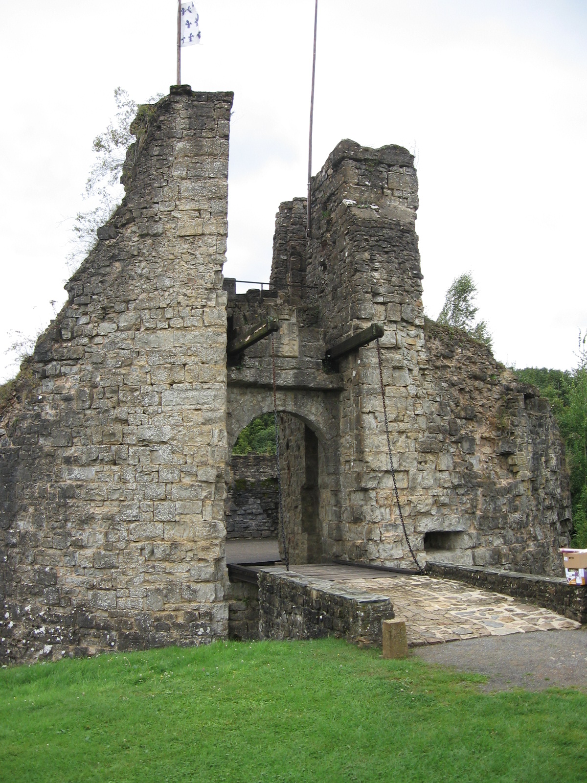 Porte fortifiée du château