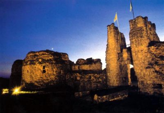 Le château illuminé à la tombée de la nuit
