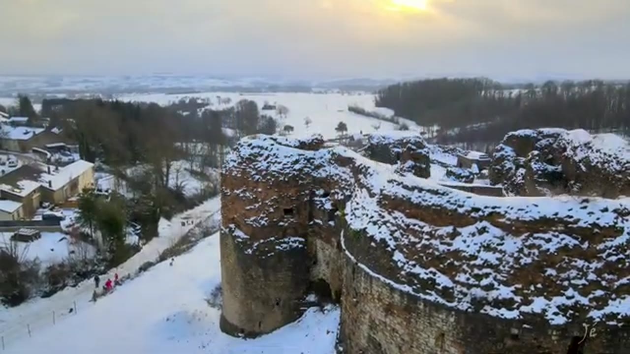 Château de Montcornet sous la neige, vue aérienne